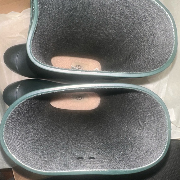 NIB UGG Shelby Sheepskin Insole Rubber Tall Rain Boots Size
US 8 in Olive Green - Picture 4 of 5